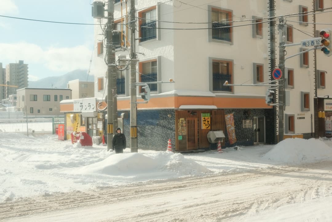电影《长安的荔枝》发布“破局重生”版后告片 沈阳路演观众为大鹏白客刘俊谦扮演点赞